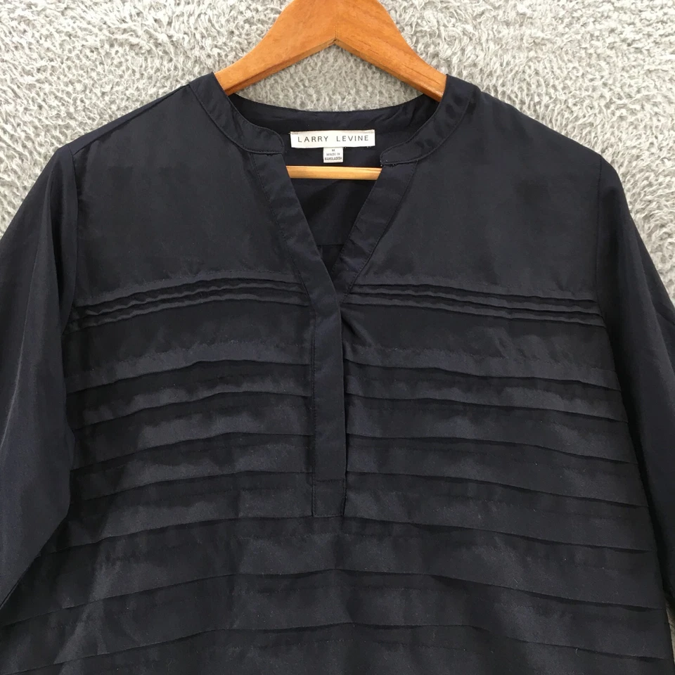 Blusa Top Larry Levine Mujer Mediana Negra Manga Larga Plisada en Niveles Cuello en V Foto 2 de 4