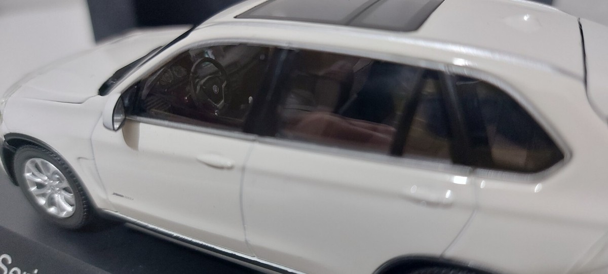 BMW X5 xDrive50i (F15) 2014 Alpine White 1:43 Kyosho 80 42 2 318