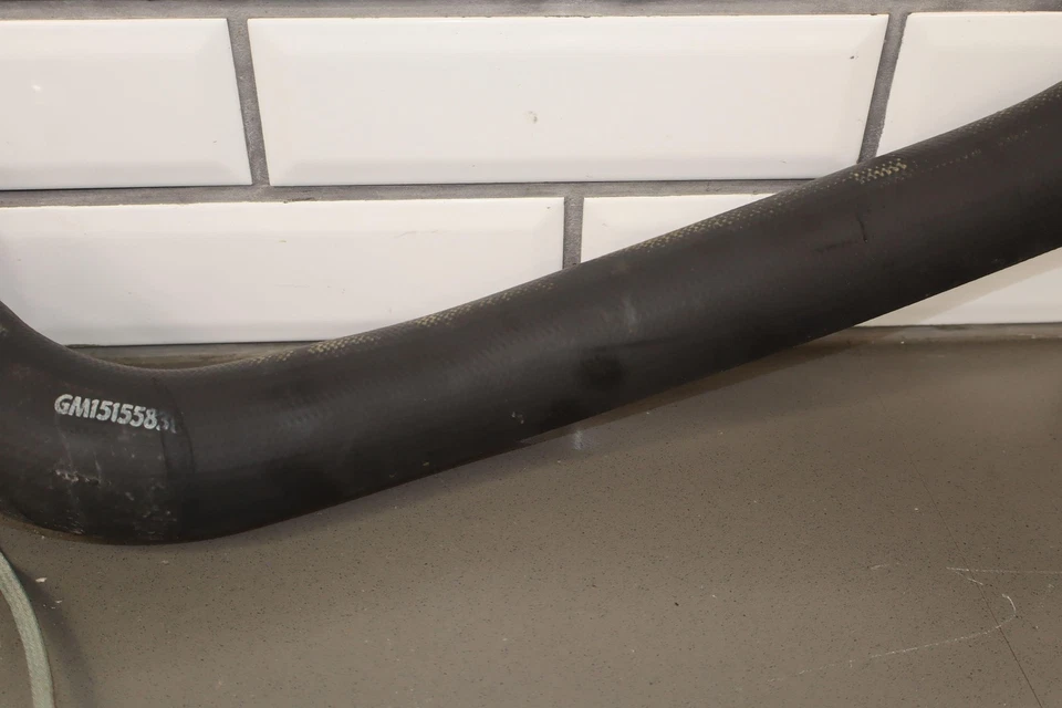 01-04 Chevy Silverado 2500HD Duramax Diesel Cuello de llenado de combustible OEM Southern Foto 4 de 4