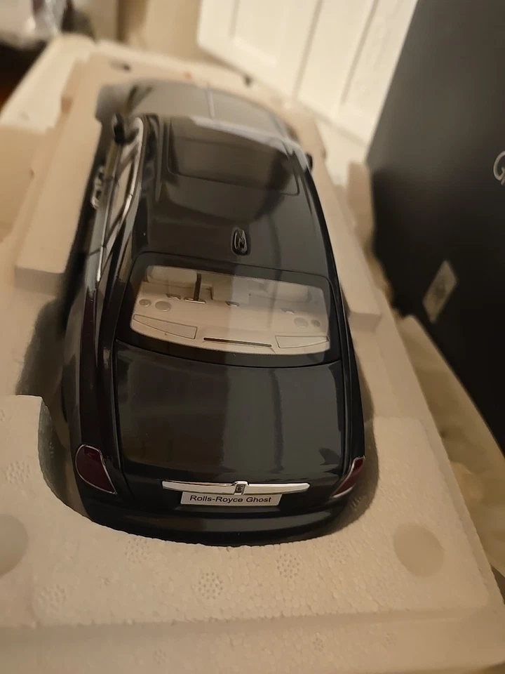 Kyosho Rolls Royce Ghost nero/argento scala 1:18  - Immagine 2 di 4