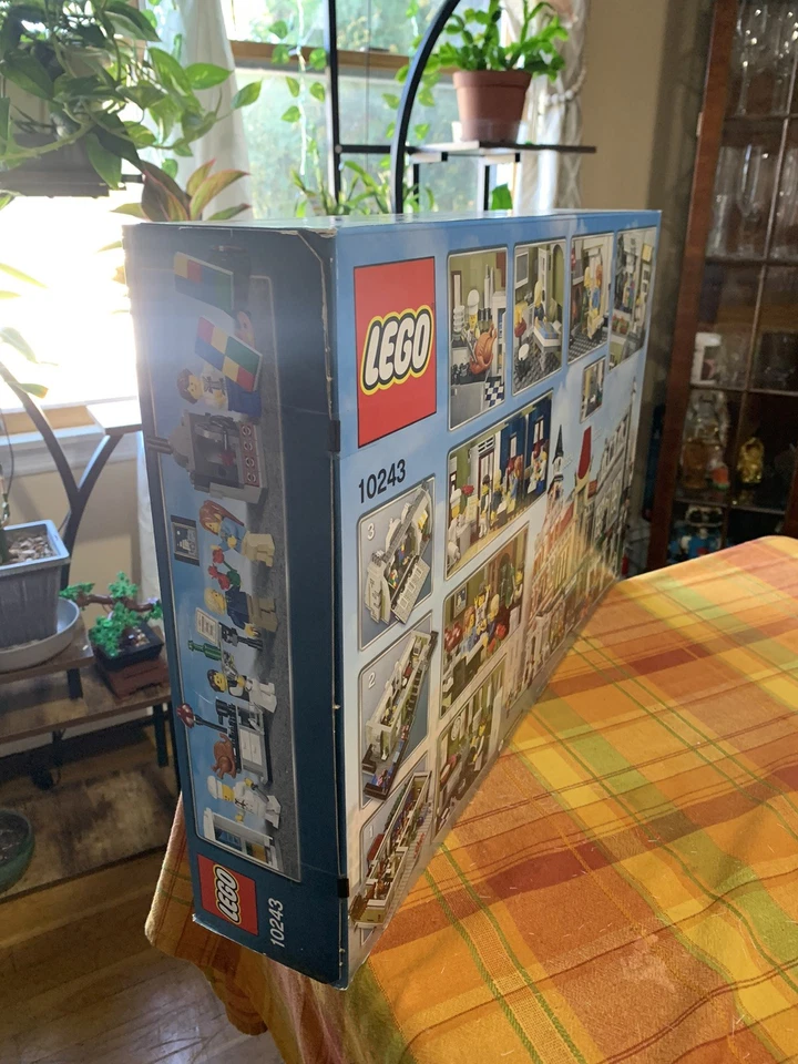 LEGO CREATOR EXPERT 10243 Parisian Restaurant BRAND NEW, SEALED RETIRED RARE - Image 4 of 4