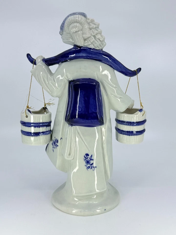 Estatuilla de porcelana azul y blanca vintage para mujer con cubos al hombro Foto 3 de 4