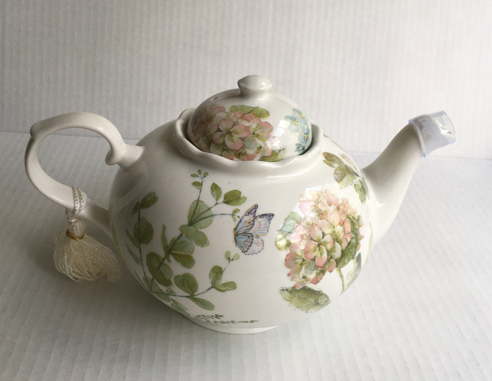 New Delton Porcelain Tea Pot, Hydrangea Pattern 9.5X5.6", in Damaged