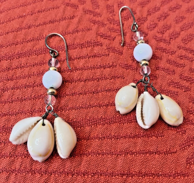 VTG Banana Republic Cowrie Shell Earrings  Dangle Drop Earrings Preowned 