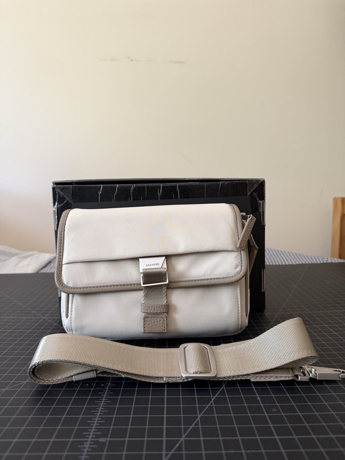 Grams 28 - 702 Day Sling (White Stone)