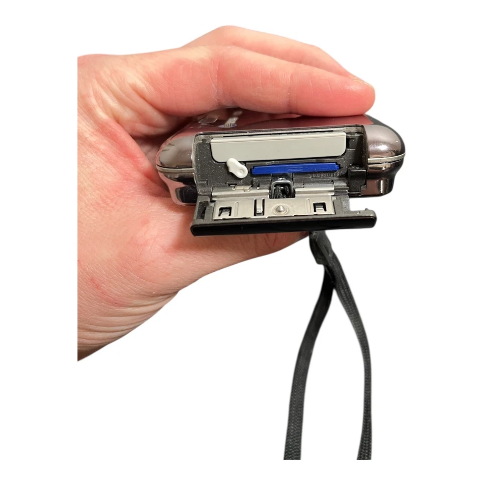 Konica Minolta DiMAGE X1 8MP Silver Anti-Shake Compact Digital Camera - Working - Image 4 of 4