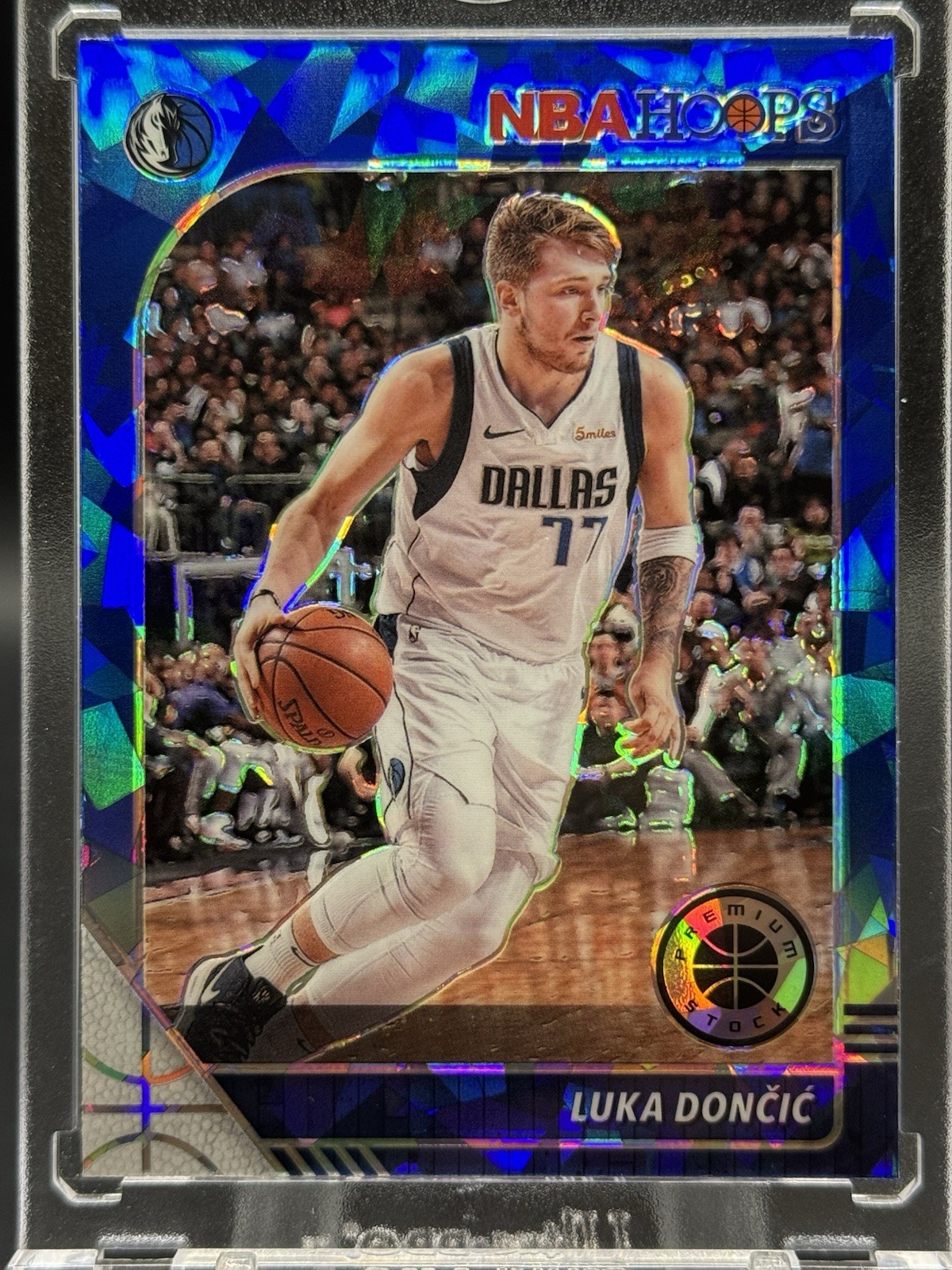 2019-20 Hoops Premium Stock Prizms Blue Cracked Ice #39 Luka Doncic Mavericks