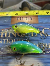 2 VINTAGE TOM MANN’S COFFIN👄SHALLOW RUNNING CRANKBAITS IN 2 DIFF COLOR PTTRNS*