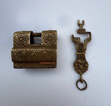 Stary zamek, mosiężny antyczny zamek ręcznie robiony grawerowany systemem pasków