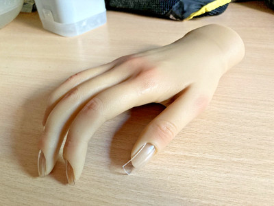 KnowU realistische bewegliche Silikonhand für Nailart Praxis inkl. Halterungsständer