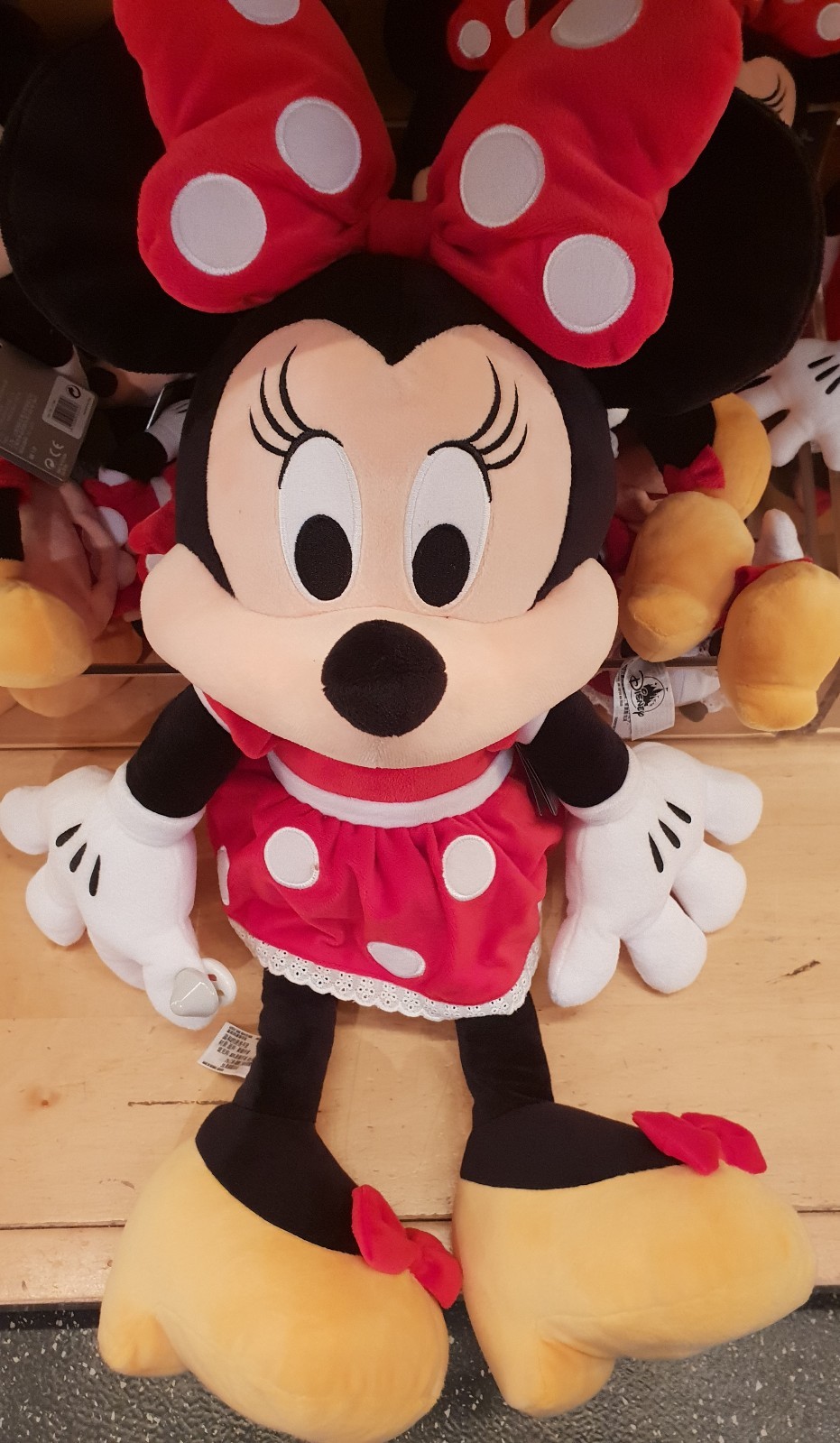 Peluche Minnie 22 pouces Disneyland Paris aux finitions brodées premium