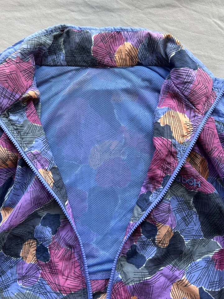 Jaqueta corta-vento vintage anos 90 Y2K Reebok Wms L estampa abstrata capuz streetwear - Imagem 4 de 4