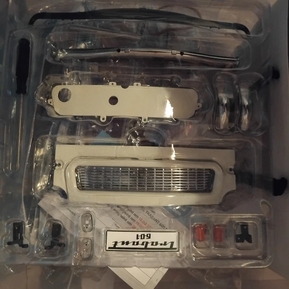 Modellauto 1:8 Trabant 601 de Luxe hachette Bausatz mit Hänger - Bild 2 von 3