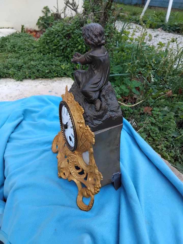 ancienne pendule bronze et marbre et  régule doré avec un enfant patine bronze - Photo 3/4