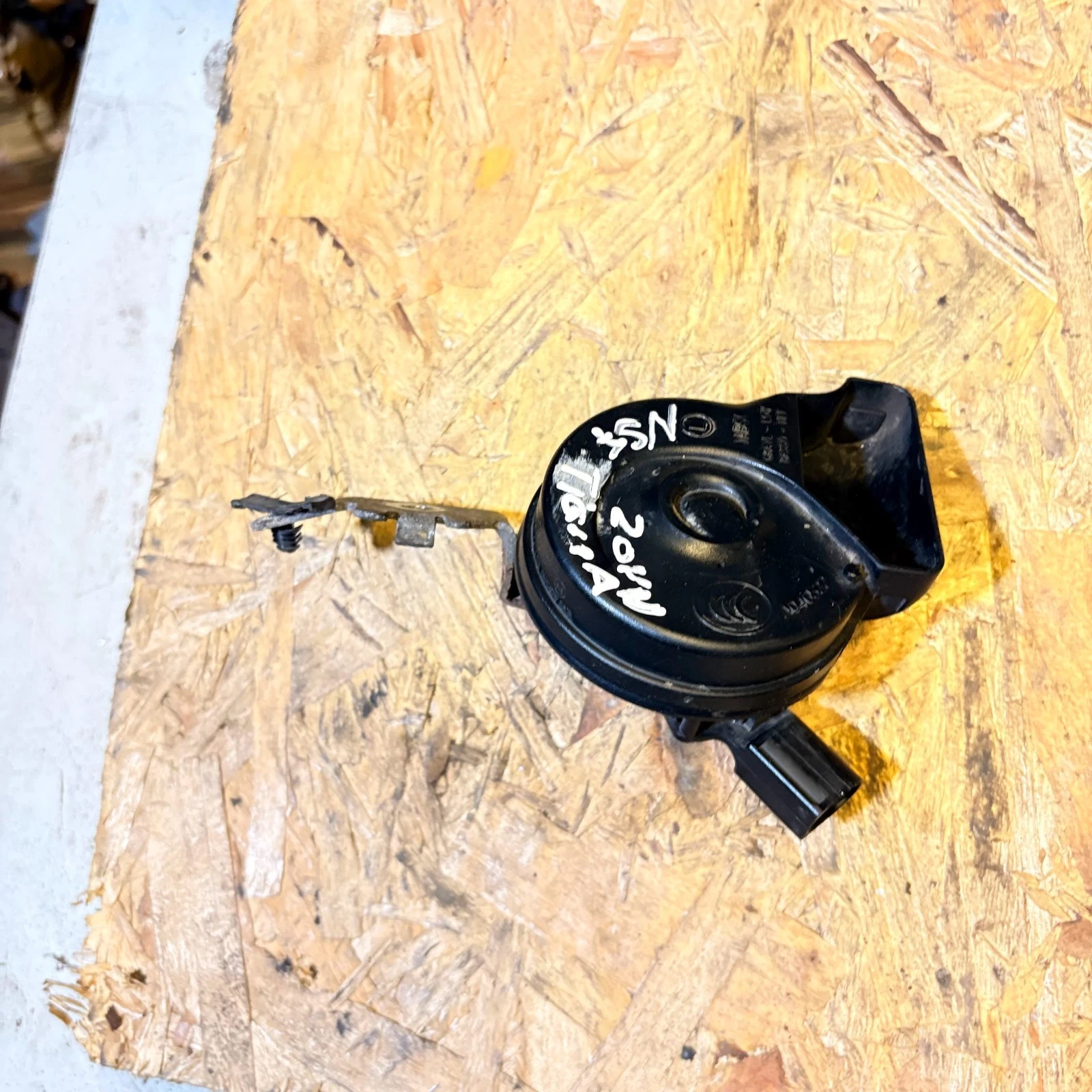 VW Tiguan 5N front left low horn with bracket low tone