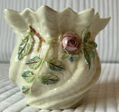 Vintage Belleek Vase mit Rose.  Briefmarke der 6. Generation in sehr gutem Zustand.