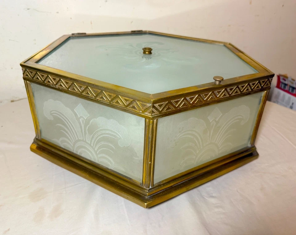 Lámpara de techo grande antigua de bronce pesado Art Deco grabado vidrio esmerilado latón Foto 3 de 4