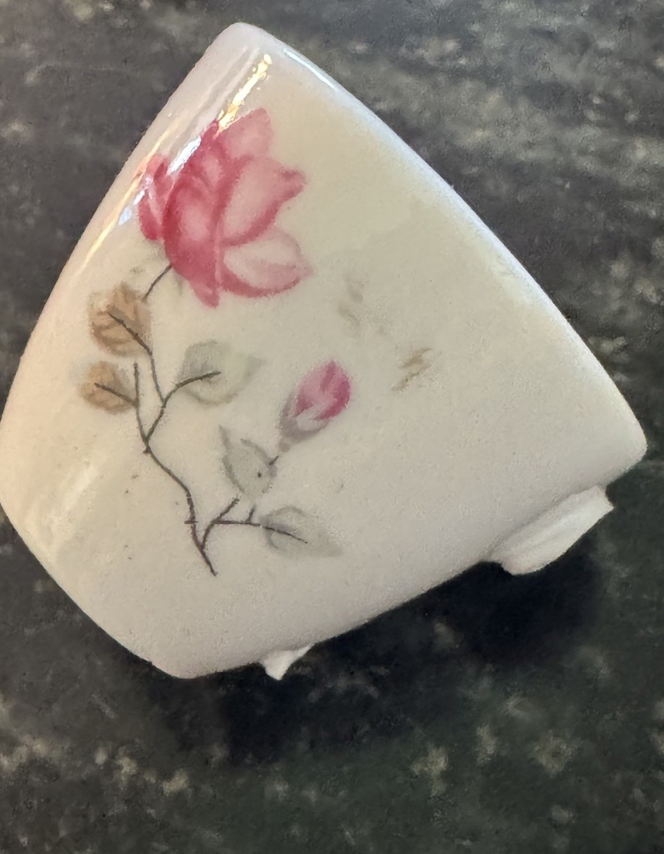 как выглядит Toy China Tea Set 21 Pieces White with Pink Rose Floral Design in Box фото