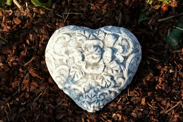 Frostfestes Herz Rankenmuster Gartenfigur Steinguss Grabschmuck Steinfigur-image