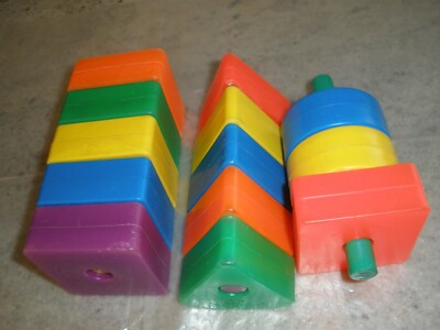 LOT OF 16 FISHER PRICE CREATIVE BLOCKS AND WOODEN DOWELS (T5)