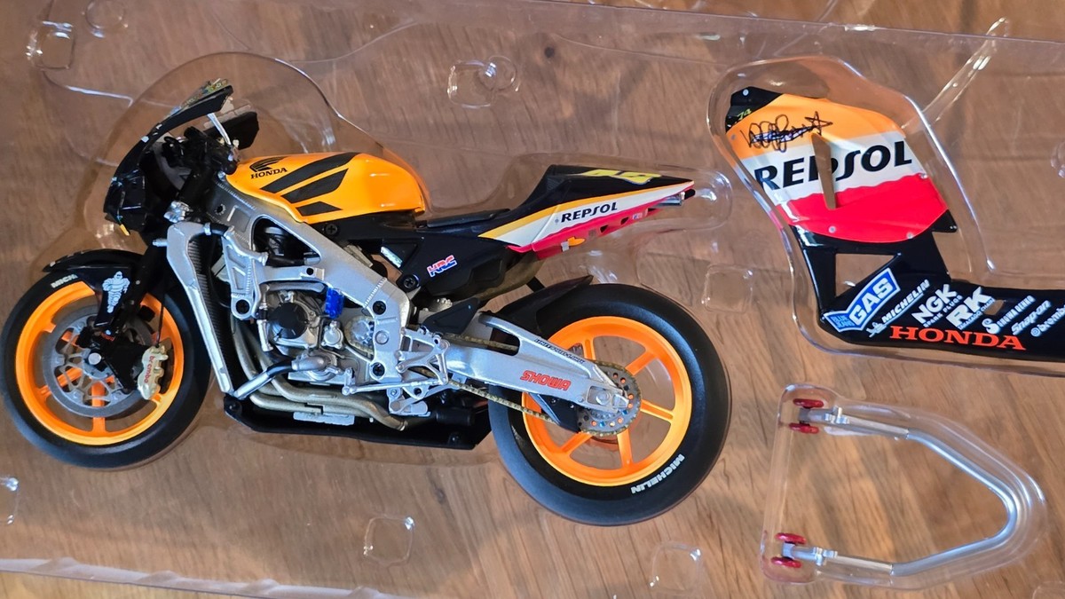 1/12 Minichamps 2003 Honda RC211V Rossi Australian GP Autographed