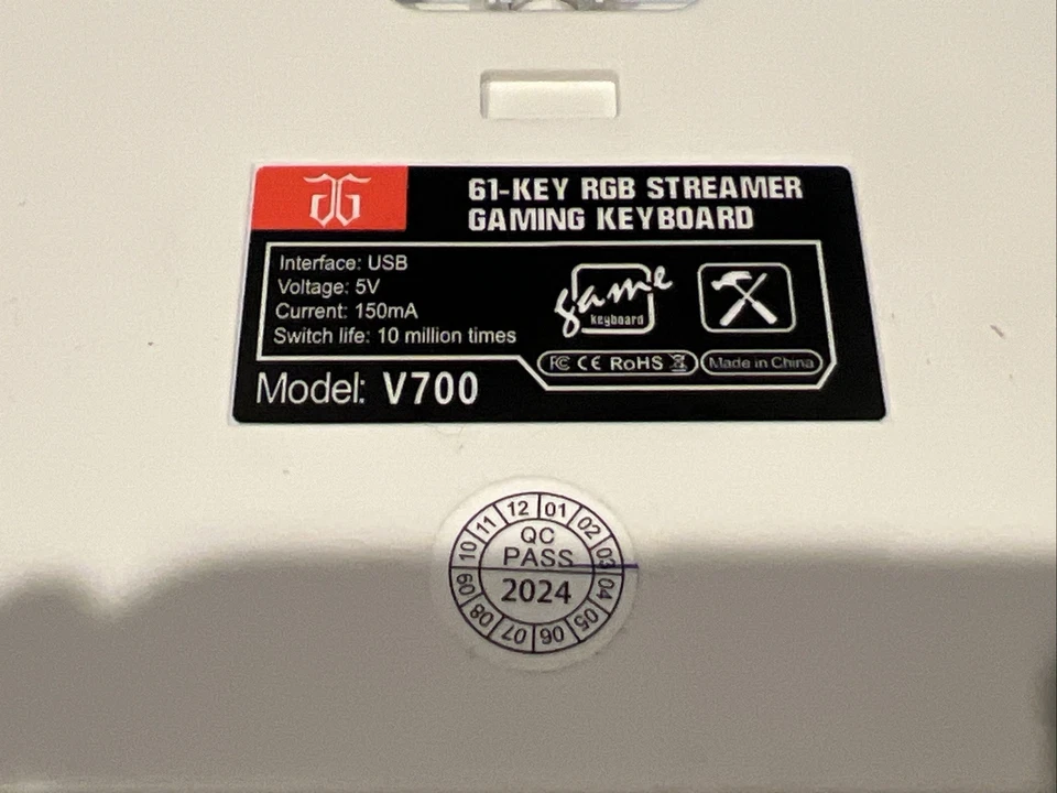 Teclado para juegos transmisor RGB de 61 teclas modelo V700 usado Foto 4 de 4