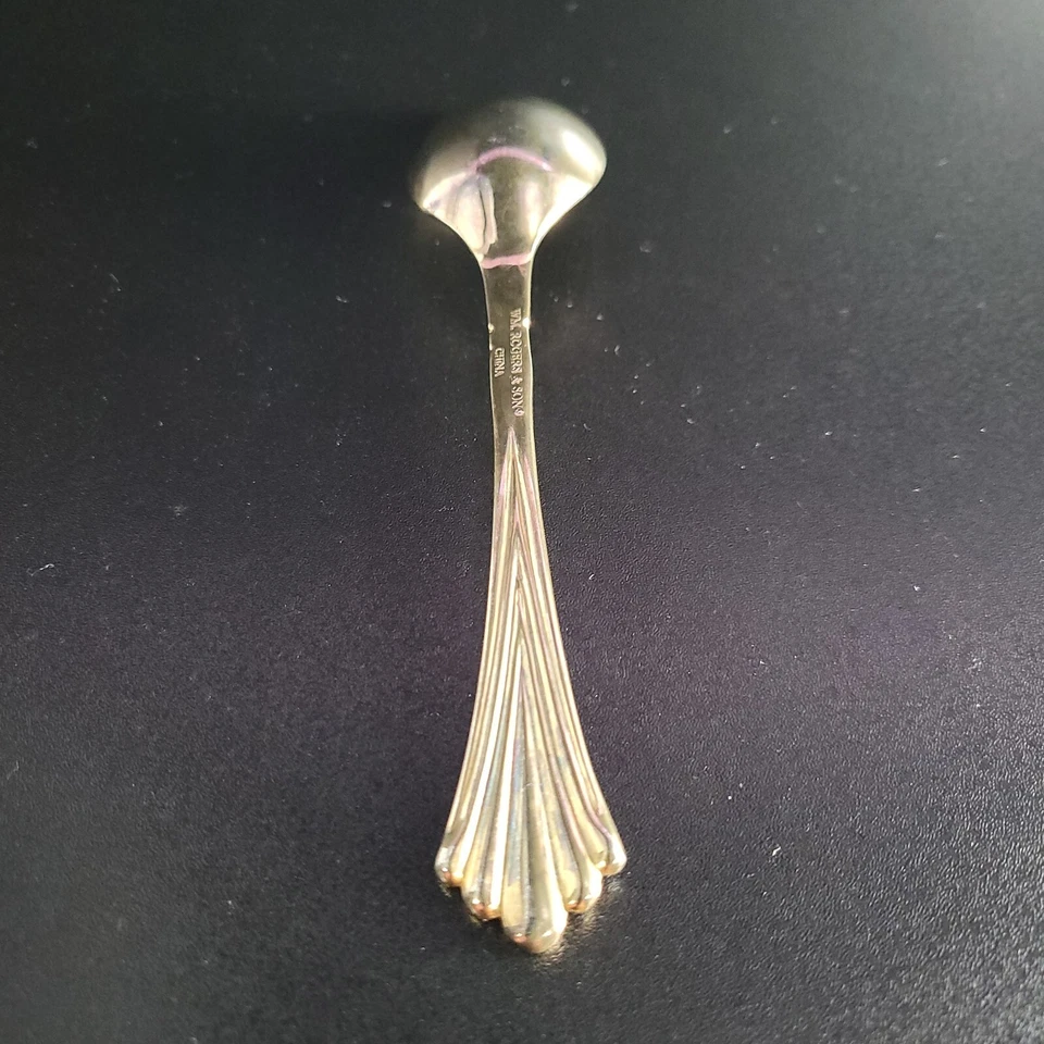 Two WM Rogers Et Son Gold Stainless Scalloped Ribbed Pattern Teaspoons 6" L — 第 4/4 张图片
