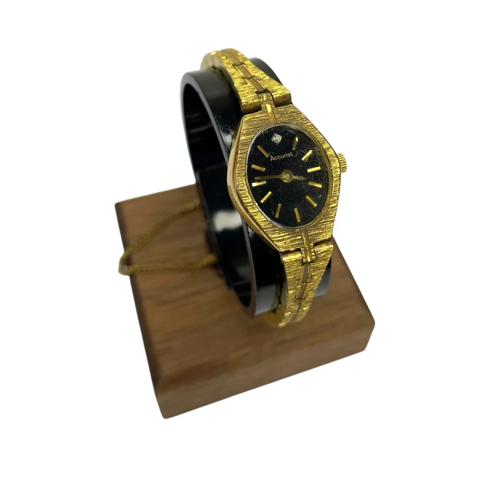 Reloj Accurist chapado en oro vintage para dama LB507B esfera negra ovalada cuarzo funcionando Foto 2 de 4