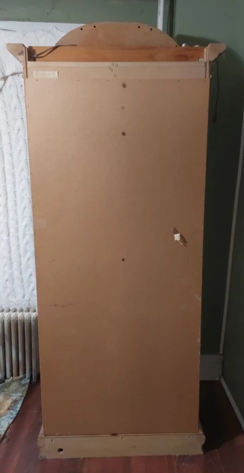 Armario de curiosidades vintage de madera y vidrio Pulaski con serie de luces. Foto 2 de 4