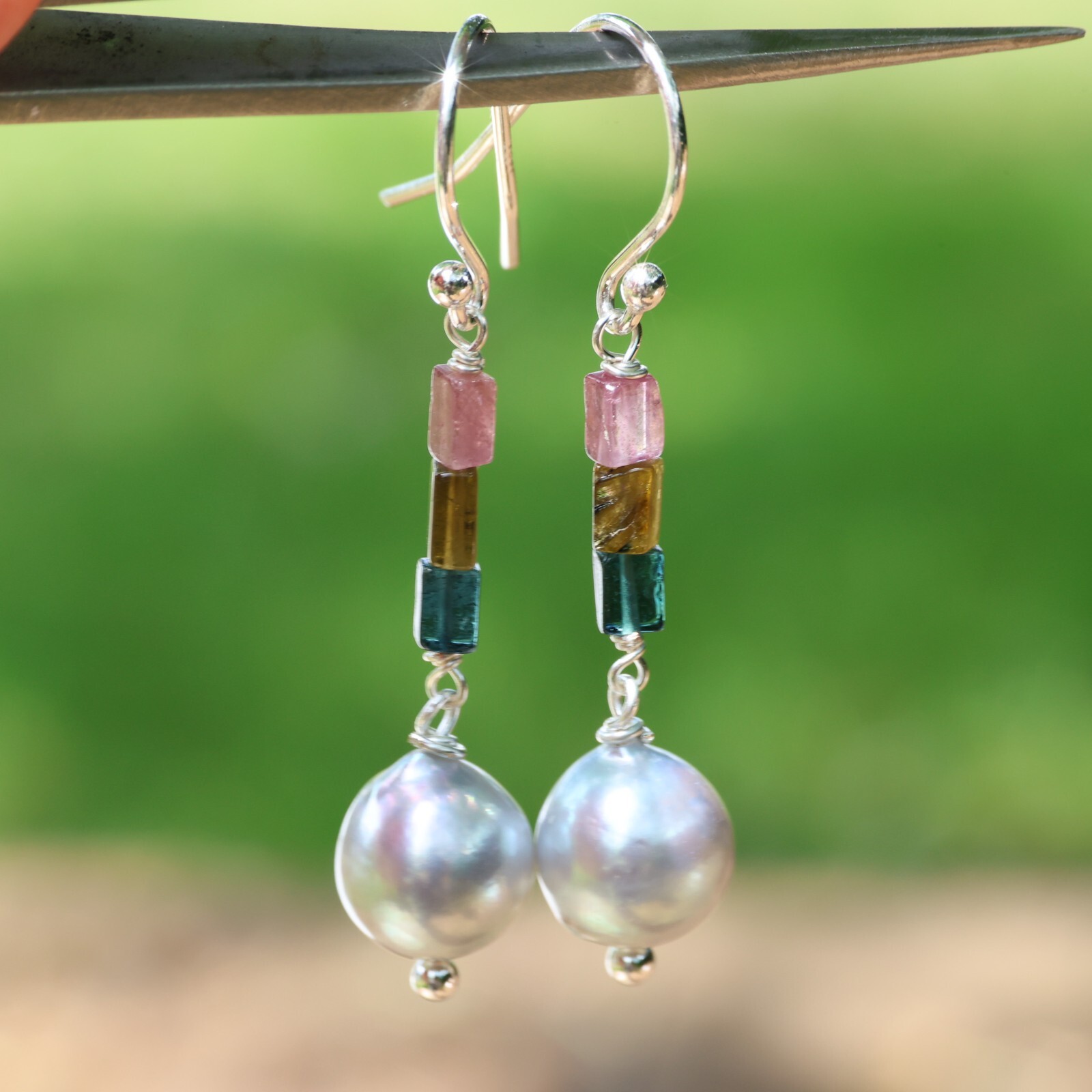 Boucles d'oreilles perle Akoya grise et tourmaline véritable en or blanc 18k