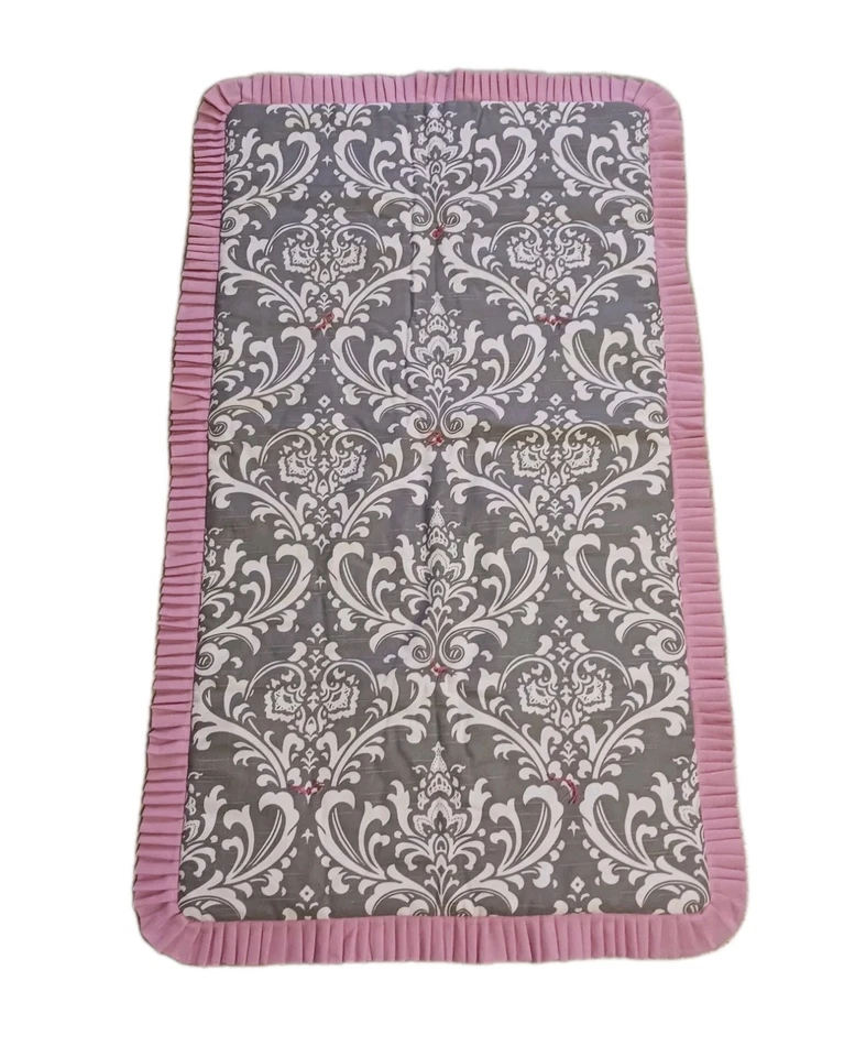 Manta Cuna Bebé Niña Reversible Gris Floral Damasco Rosa Volantes 47x28 Foto 3 de 4
