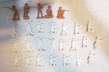 BMC TOYS 27 BORDER WARS MEXICAN SOLDIER PLAYSET FIGURES WHITE PLASTIC ARMY MEN