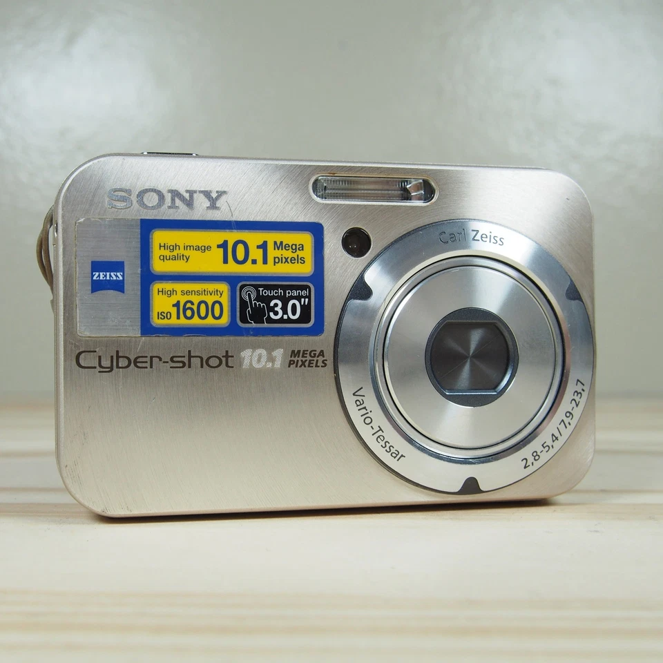 Sony CyberShot DSC-N2 10.1MP Digital Camera Bundle Silver w/Charger + Battery - Image 3 of 4