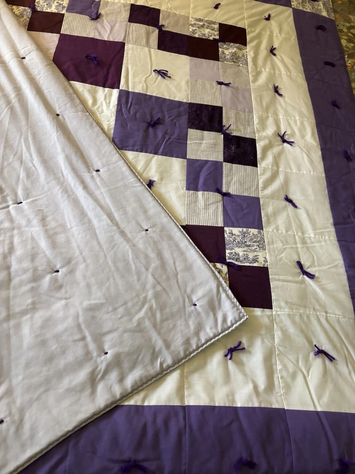 Винтажное фиолетово-белое лоскутное одеяло ручной работы 63 дюйма x 71 дюйм ~ чек и туалет - Изображение 4 из 4