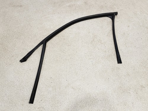 Door windshield rail