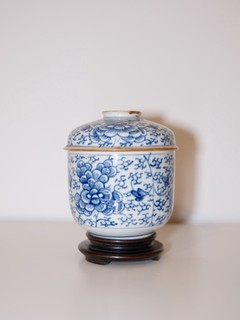 Antique Qing Kangxi Chinese Porcelain Peony & Lotus Scroll Lidded Jar 17thC