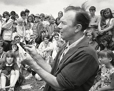 PETE SEEGER AT THE NEWPORT FOLK FESTIVAL IN 1966 - 8X10 PUBLICITY PHOTO (ZY-195)
