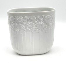 Rosenthal Vase Design Björn Wiinblad Bisquit-Vase Reliefdekor mit Blumen H. 15cm