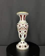Élégant vase en cristal overlay de Bohême, blanc opalin et rouge rubis
