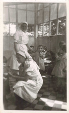 ANCIENNE PHOTOGRAPHIE ECOLE D'INFIRMIERES INFIRMIERES ET ENFANTS A LA CRECHE