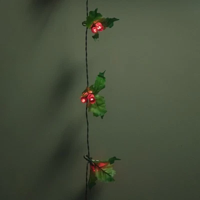 SAMUEL ALEXANDER 2.8m Light up Christmas Holly Garland with Red Berries and 40 Red LEDs