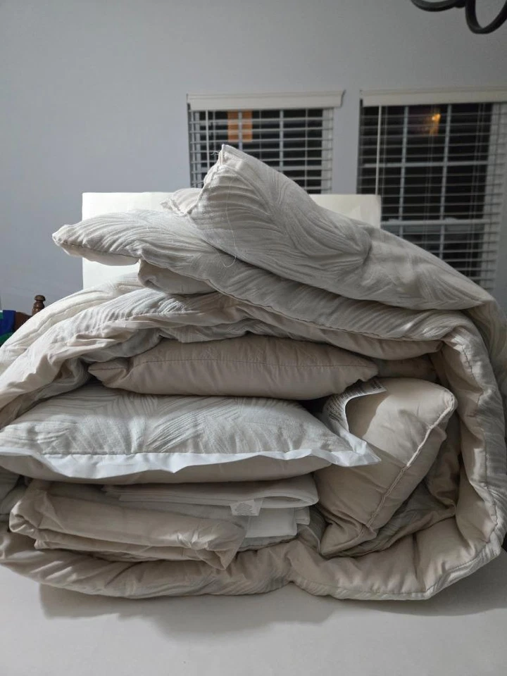 Hallmart Collectibles Ivory Sanborn 13 piezas Juego de edredón Queen Foto 4 de 4