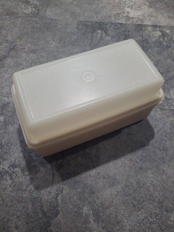 Vintage Tupperware Almond Loaf Keeper 1508-3 with Lid