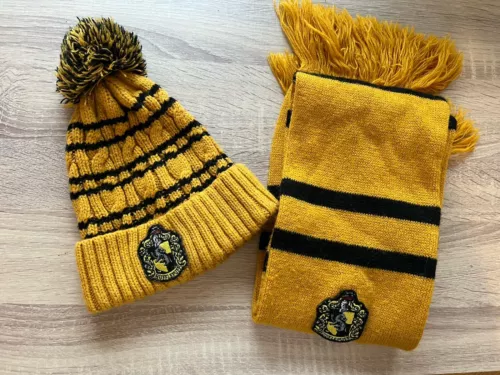 Official Harry Potter Hufflepuff Scarf And Hat - Platform 9 and 3/4 Shop