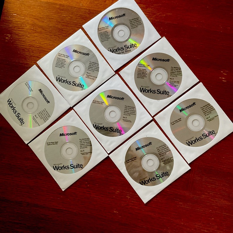 Microsoft Works Suite 2000 - Complete 7 Discs W/ Setup Disc Excellent Vintage