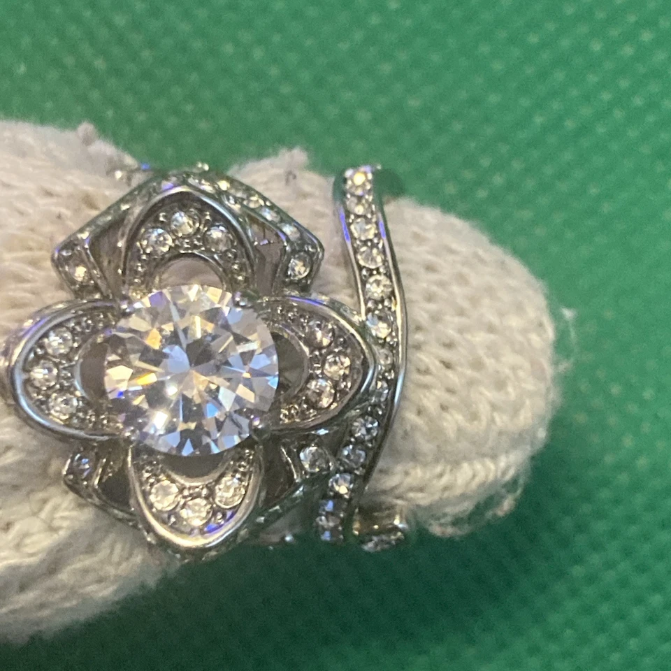 Anillo de compromiso retro de boda de plata esterlina con diamantes simulados nupciales de loto de 3 quilates Foto 2 de 4