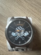 Ed Hardy Herrenuhr mit Totenkopf-Motiv und breitem, weißem Lederarmband
