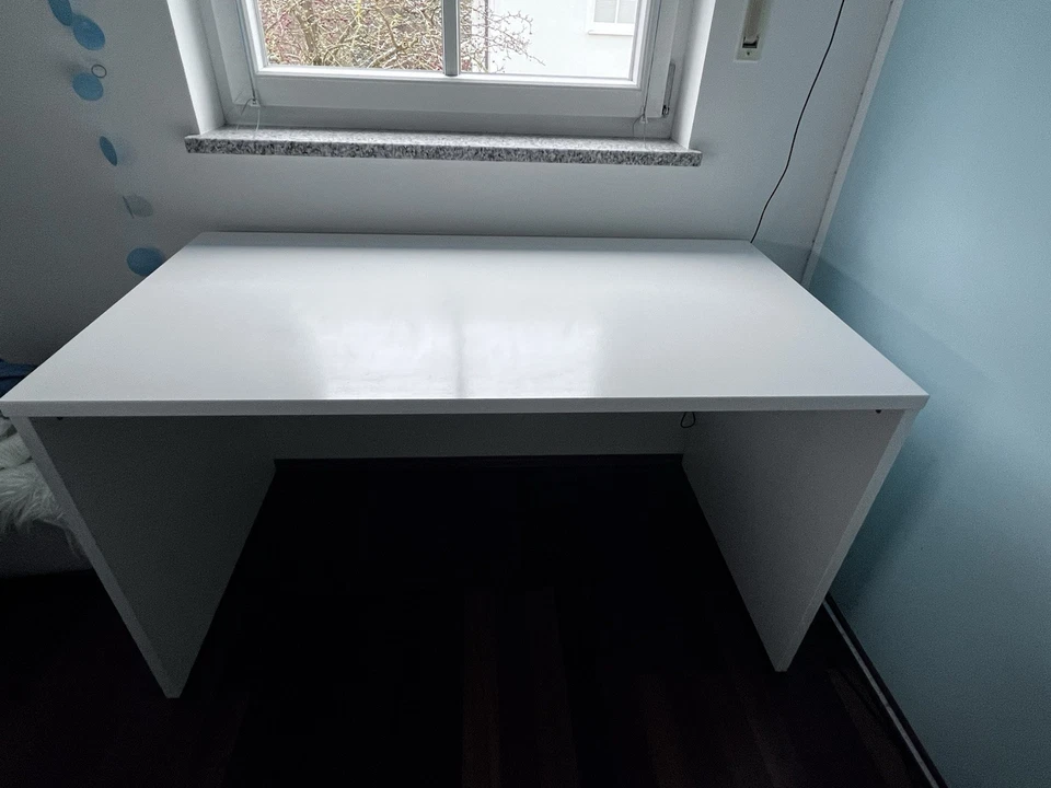 Weißer zeitloser PAIDI Schreibtisch mit Touch Lampe