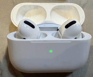 AirPods Pro 1st Gen With Wireless Charging Case