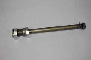 Steckachse hinten Achse Hinterrad Triumph Street Triple R 675 Bj.13- (Lager7-25)